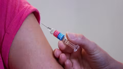 Comme des enfants : La peur des vaccins prend des tournures tragi-comiques