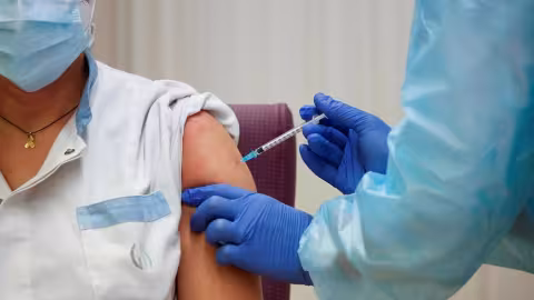 La vaccination n’est pas la solution, mais il faut se faire vacciner !