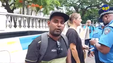 Incident devant l’Hôtel du gouvernement ce matin : verbalisé une première fois, l’activiste Vince Pillay échappe à une arrestation pour n’avoir pas produit sa carte d’identité