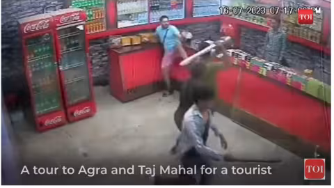 Taj Mahal : Des dévots bastonnent un touriste après un accident