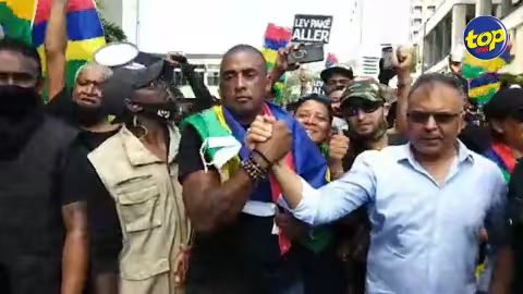 Bruneau Laurette ému par le soutien et la reconnaissance du peuple mauricien : « Mo pas pou rentre dans aucene parti politique, si ena pou sanz système la nous sanz li ensam », lance l’activiste en s’adressant à la foule