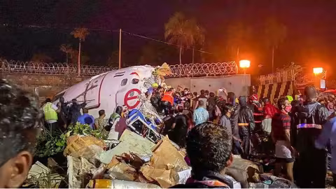 Inde : un avion se brise en deux en sortie de piste, au moins 17 morts et 15 blessés graves