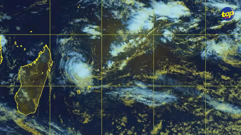 Météo : La tempête tropicale modérée Chalane continue de s’éloigner de Maurice