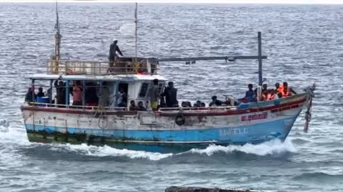 Intercepté par les garde-côtes dans les eaux mauriciennes : le bateau de pêche sri lankais avec 18 passagers à bord a finalement accosté l’île de la Réunion