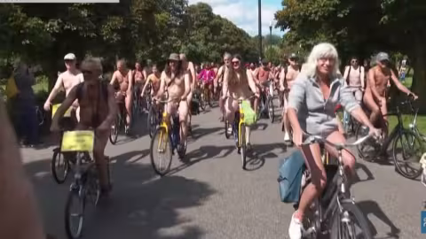 Cyclistes nus à Amsterdam pour sensibiliser contre les voitures polluantes