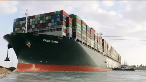 Coincé dans le canal de Suez, l’Ever Given pourrait reprendre son voyage ce soir