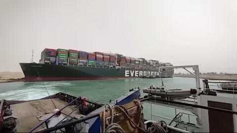 Le porte-conteneurs qui bloquait le canal de Suez enfin débloqué à 80 %