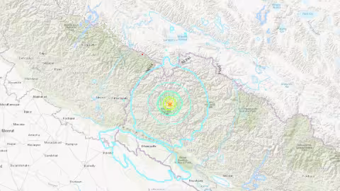 Un tremblement de terre majeur a été ressenti dans la capitale indienne New Delhi et ses zones adjacentes mardi
