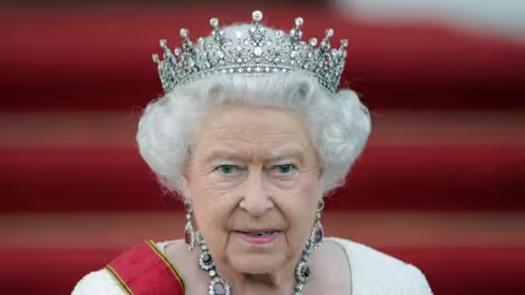 Elizabeth Alexandra Mary Windsor, décédée le jeudi 8 septembre 2022  à l’âge de 96 ans a passé 70 ans sur le trône d’Angleterre. Le 9 septembre 2015, Elizabeth II a battu le record de longévité pour un monarque britannique, auparavant détenu par son arrière-arrière-grand-mère, la reine Victoria, qui régna de 1837 à 1901, soit 63 ans. Elle a régné sur le Royaume-Uni de Grande-Bretagne et d’Irlande du Nord, ainsi que sur 14 autres États souverains, également membres du Commonwealth.