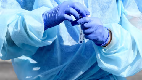 Coronavirus : « Il y aura sans doute une troisième et une quatrième vague », alerte une membre de l’Académie de médecine