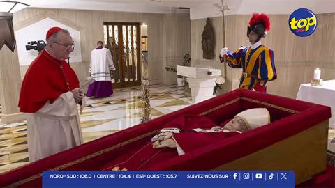 Le cercueil du pape François a été installé à Saint-Pierre, où le public est invité à venir lui rendre un dernier hommage