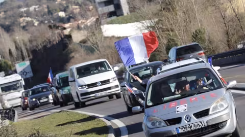 Le “convoi de la liberté” maintient le cap : Macron panique et sort des blindés
