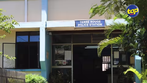À Terre-Rouge : Des policiers malmenés lors d’une descente