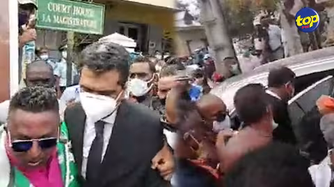Après leur comparution en cour : les ministres Kavi Ramano et Sudheer Maudhoo pris à partie par une foule hostile