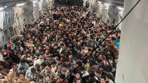 Le Pentagone dit qu’il pourrait faire sortir jusqu’à 9 000 Afghans par jour du pays
